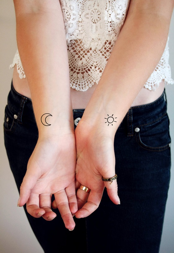 τατουαζ για τον αιγοκερω με ηλιο και σεληνη, με το φεγγαρι στο δεξι χερι