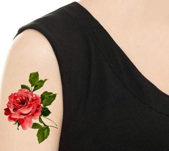 τατουαζ για τον Σκορπιο με λουλουδι τριανταφυλλο