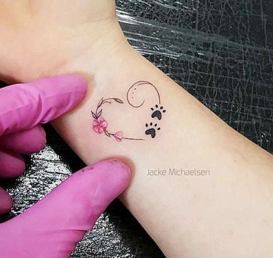 τατουαζ για τον υδροχοο με πατουσες σκυλου και με λουλουδια σε σχημα καρδιας