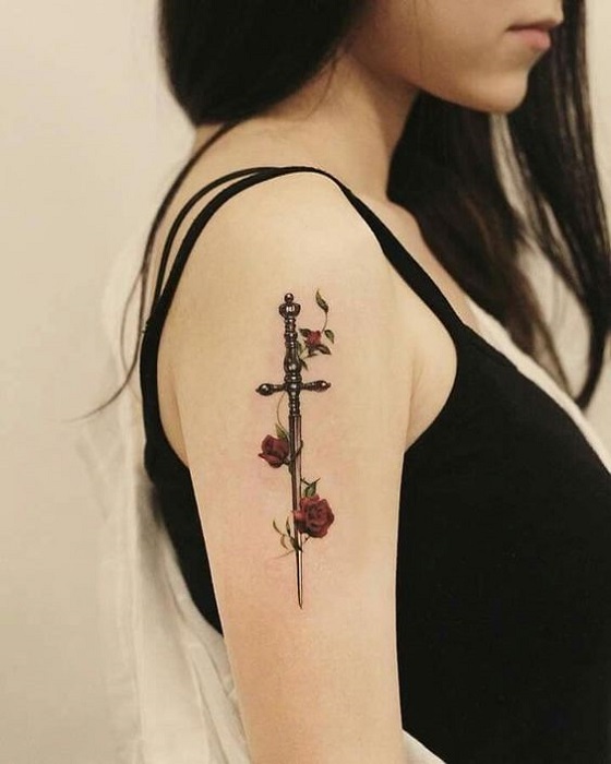 τατουαζ για τον ζυγο με σχεδιο στιλετου και τριανταφυλλα